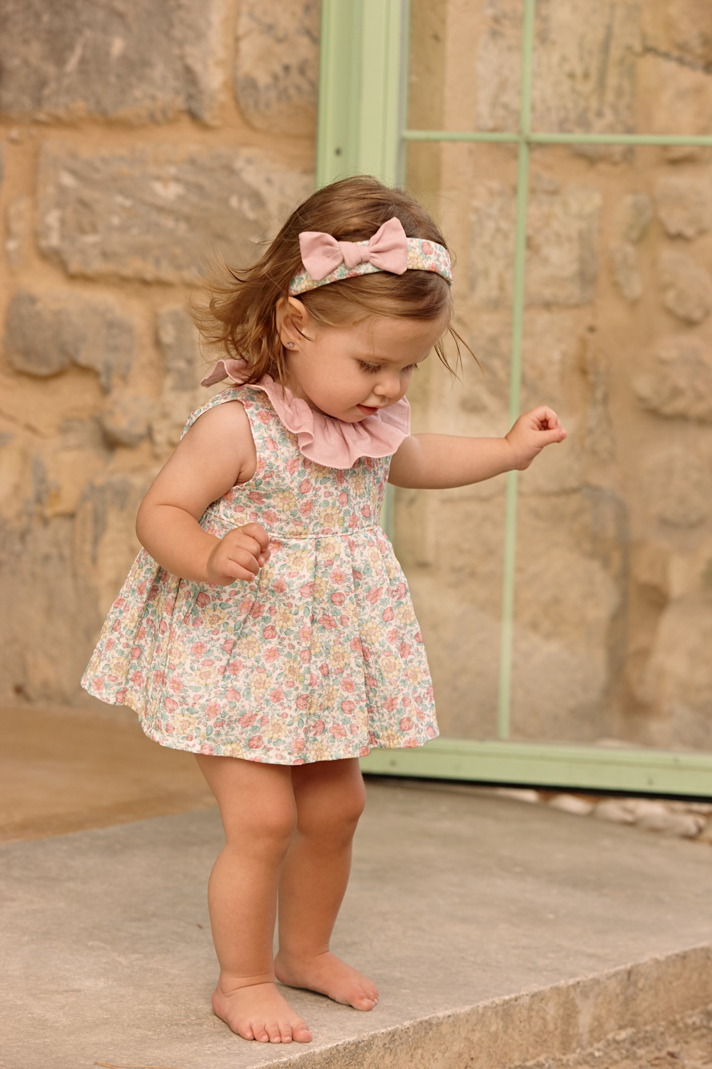 Niña vestida con un conjunto floral Juliana