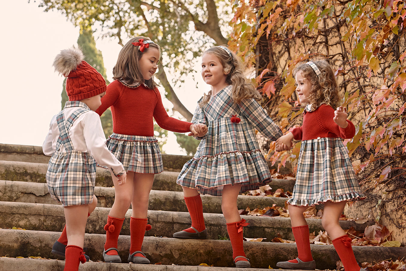 PANTALONI A SCACCHI CON BRETELLE E CAMICIA