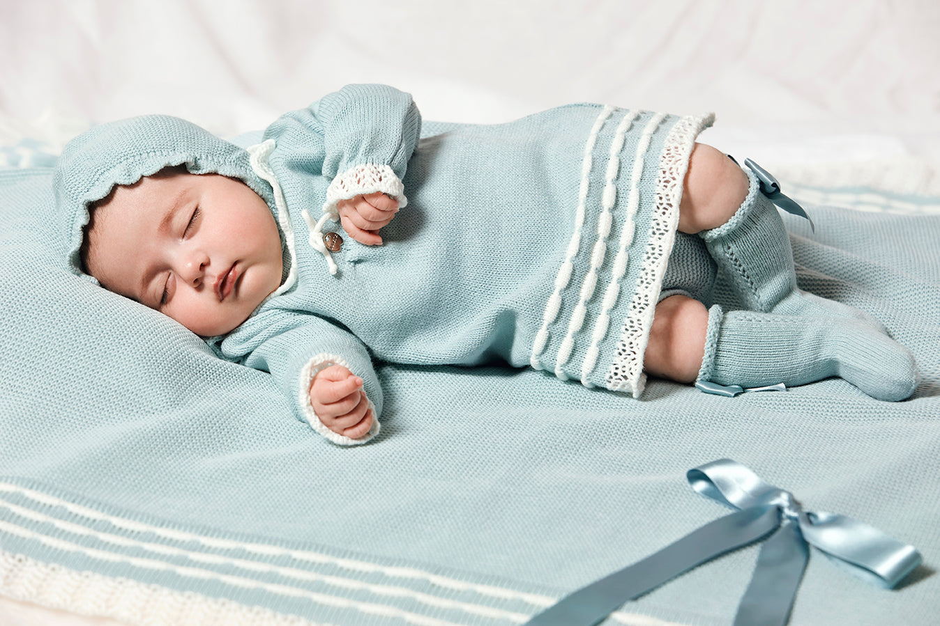 ABITO IN MAGLIA CON PIEGHE IN PIZZO