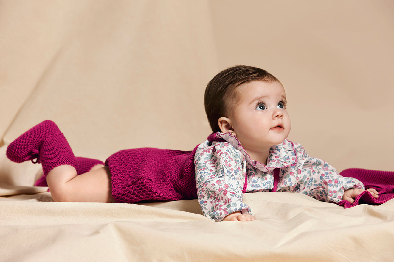 SALOPETTE IN MAGLIA CON ARRICCIATURE E CAMICIA FLOREALE